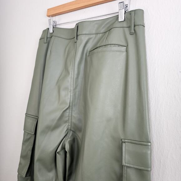 NWT Steve Madden Green Faux Leather Wide Leg Cargo Pant Utility L Vegan - Picture 7 of 9